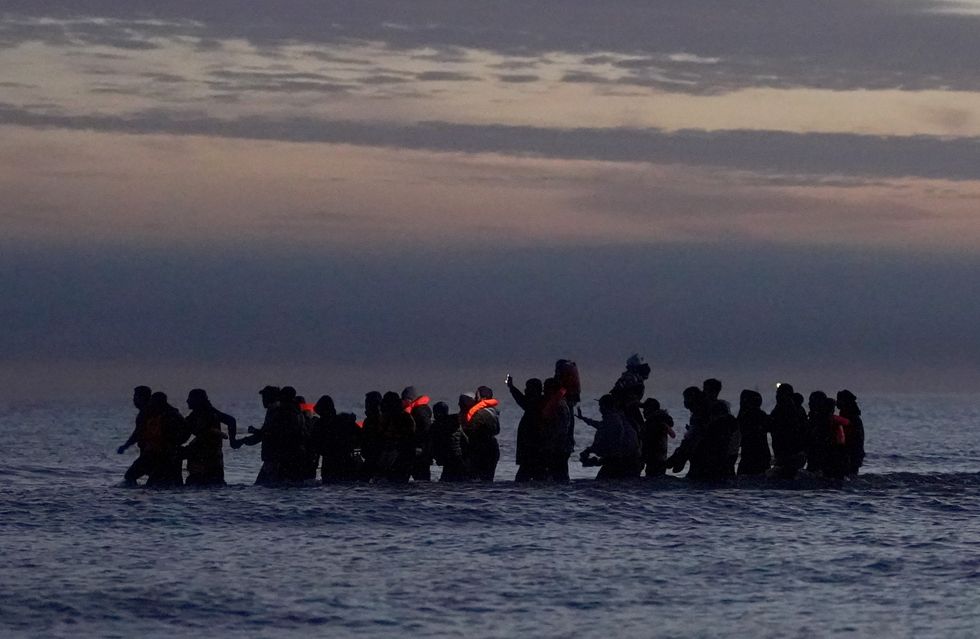 Migranti čekají na překročení kanálu