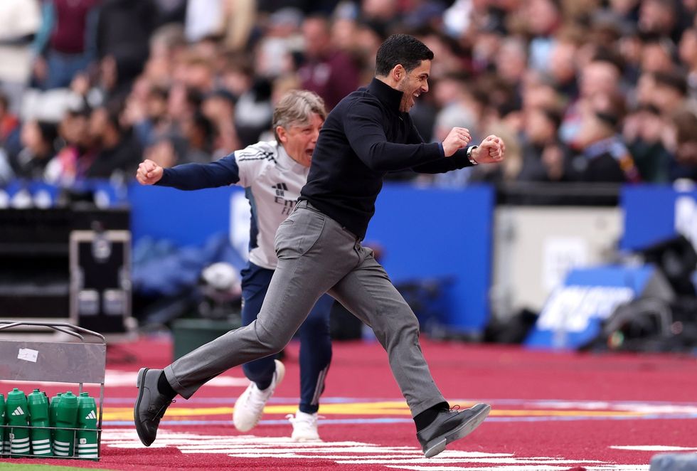 Mikel Arteta comemorou enquanto o Arsenal lutava pela vitória sobre o West Ham