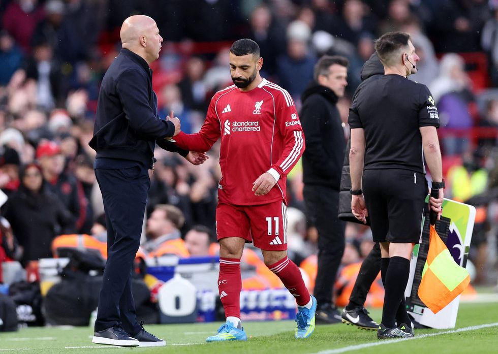 Mohamed Salah, who has had his problems with Arne Slot, received a standing ovation after coming off