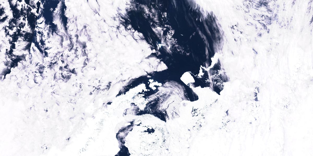 NextImg:Monster iceberg's staggering measurements revealed as it surges towards open waters