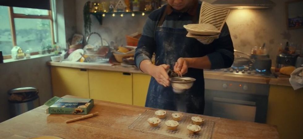 Morrisons Christmas advert oven mitts