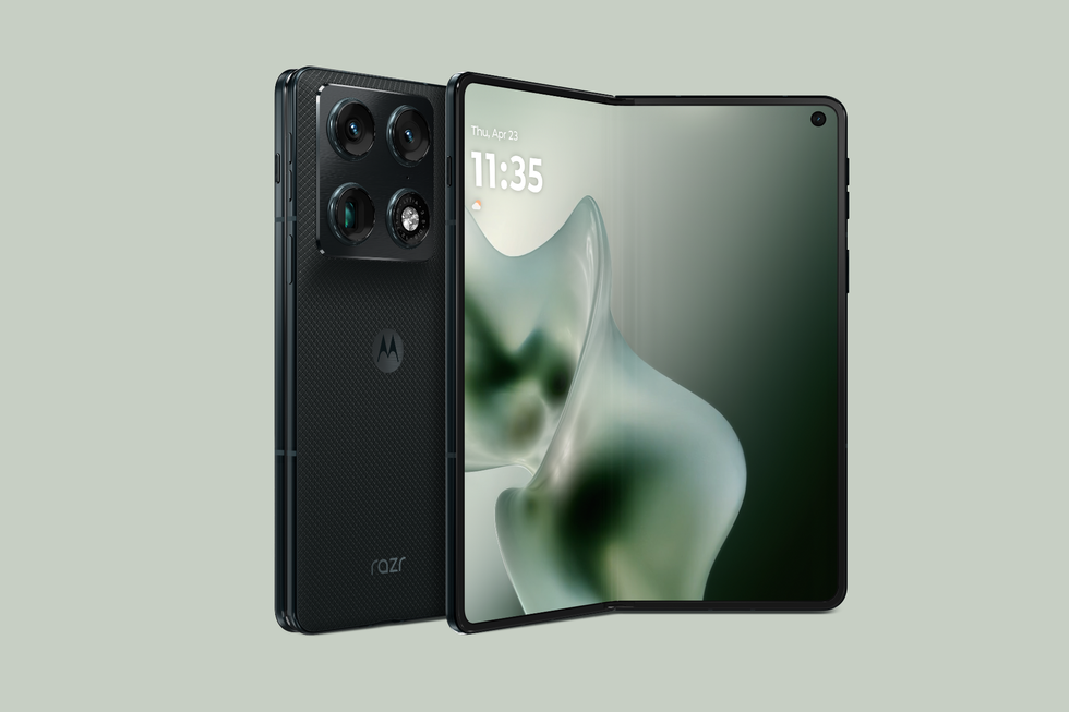 Motorola Razr Fold in the shade blackened blue