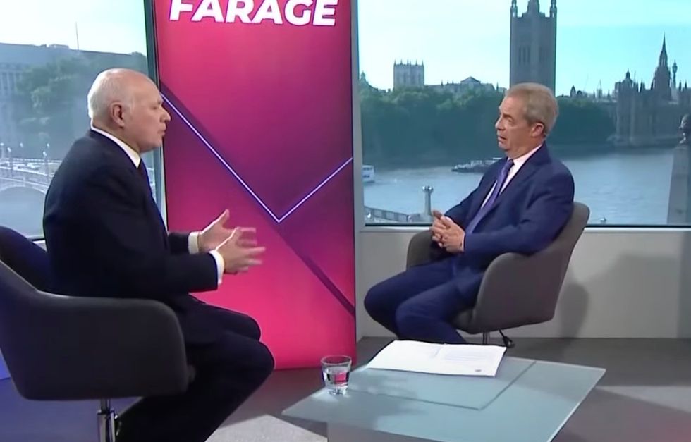 Mr Duncan Smith in discussion with Nigel