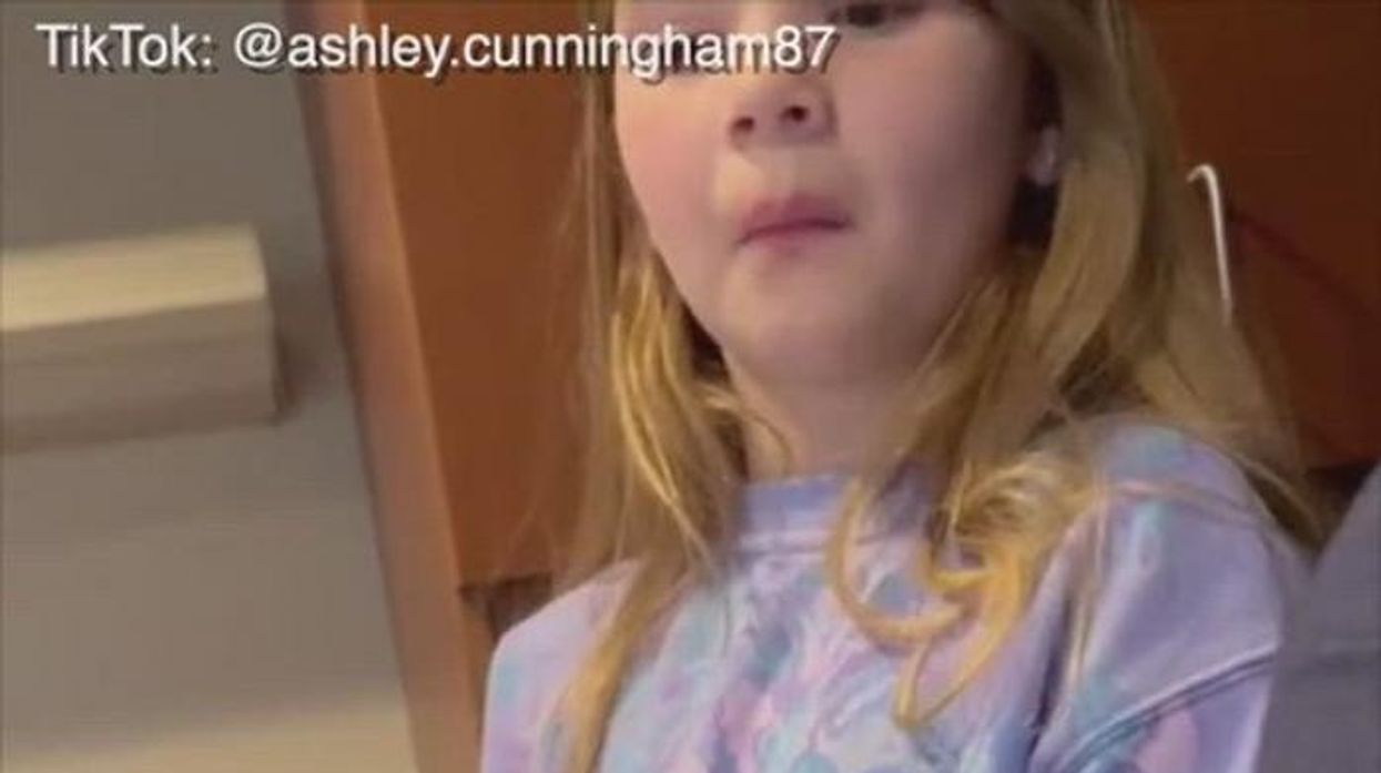 Mum comes under fire for letting her 7-year-old daughter watch her give birth