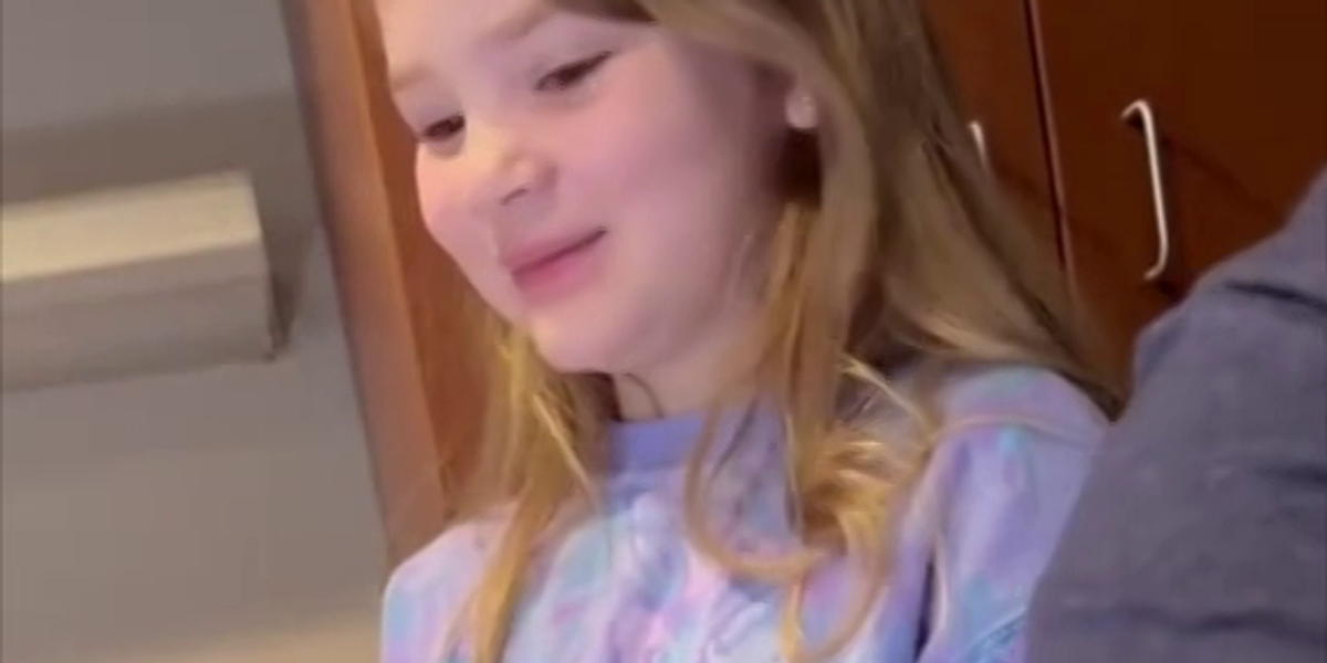 NextImg:Mum comes under fire for letting her 7-year-old daughter watch her give birth