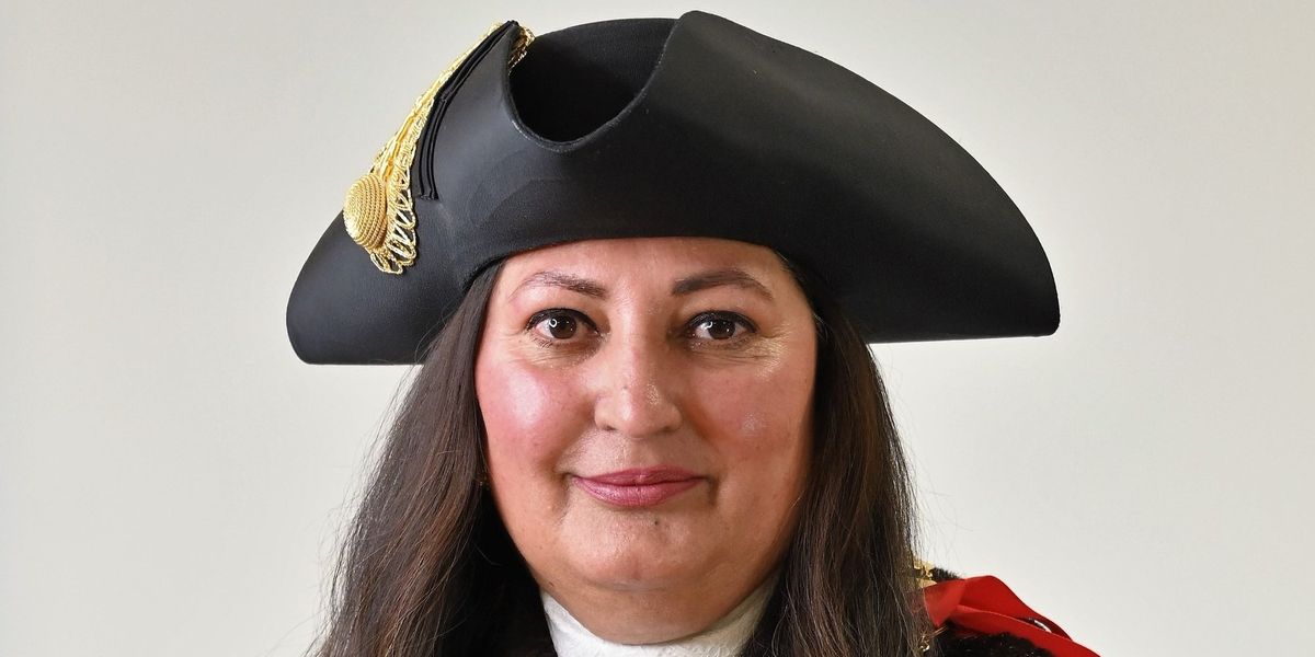 Labour councillor ‘shouted at son in Urdu to hide phone with sex attack on it’ while ‘delaying officers’ who had come to arrest him Labour councillor ‘shouted at son in Urdu to hide phone with sex attack on it’ while ‘delaying officers’ who had come to arrest him