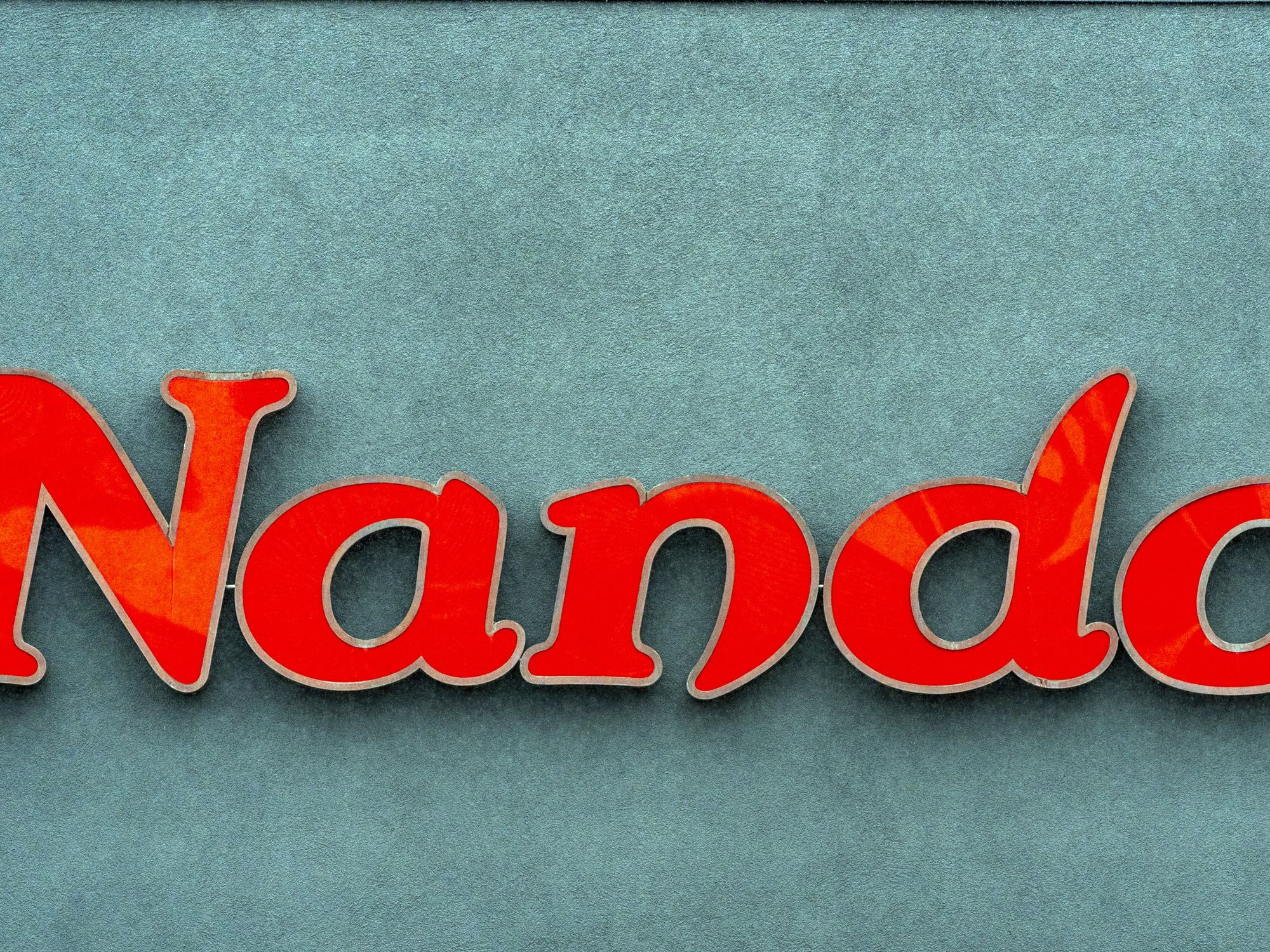 Nando's restaurant sign