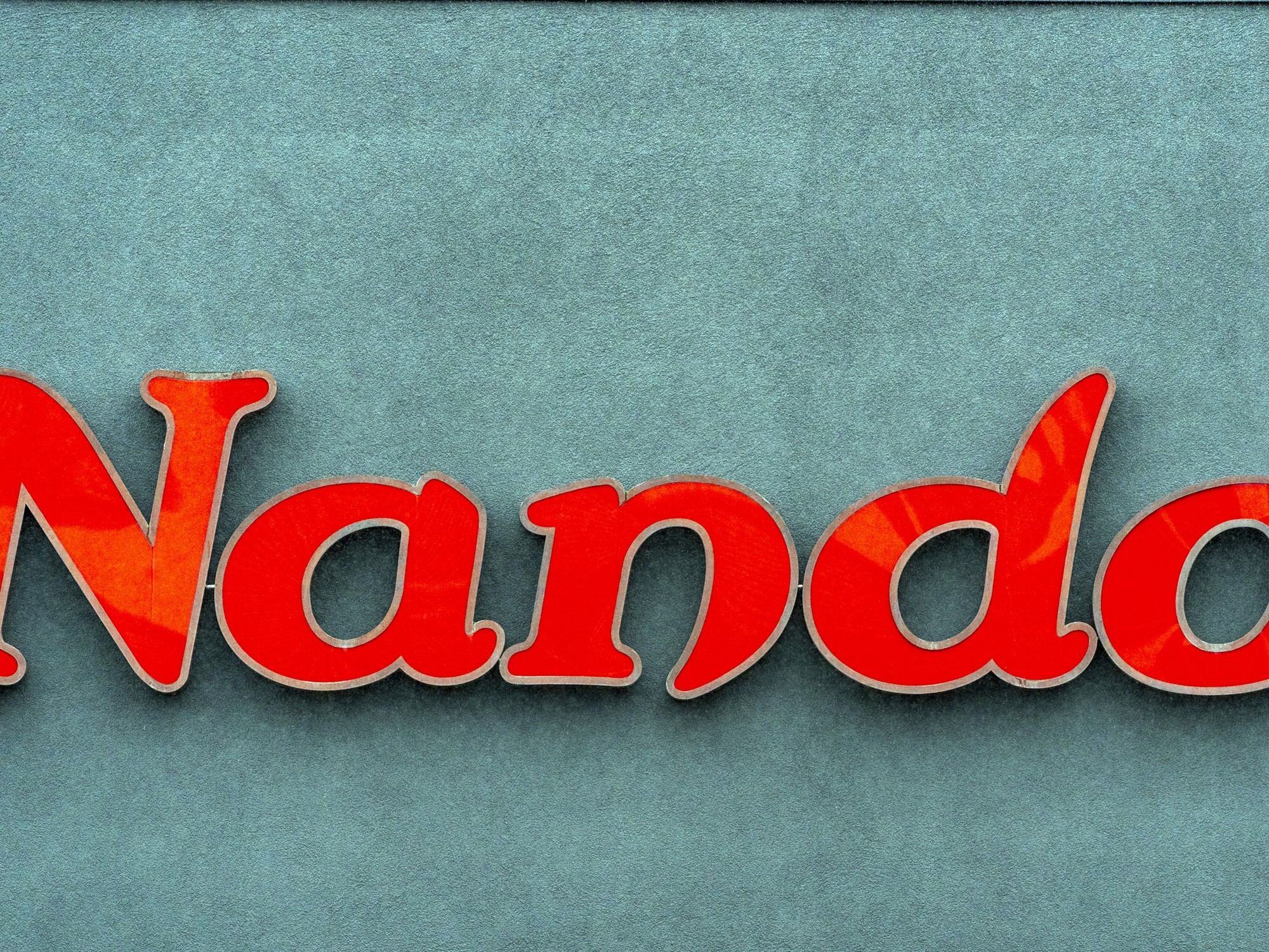 Nando's restaurant sign