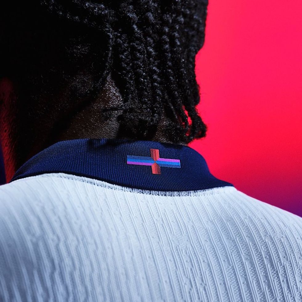 Navy blue, light blue and pink replaced the horizontal line of the traditional red cross.