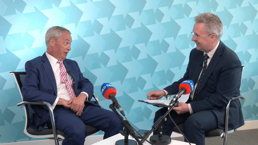 Nigel Farage fala no podcast político de Chopper