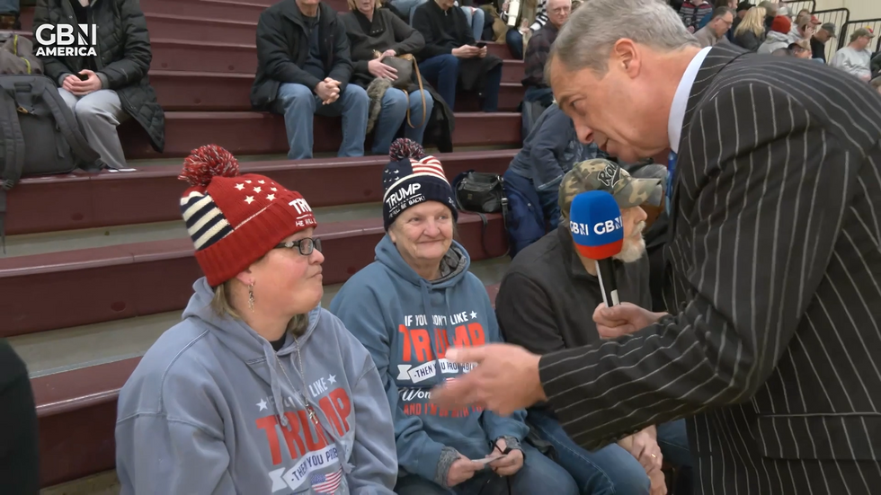 Nigel Farage speaks to Iowa voters