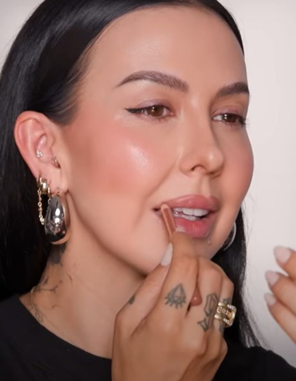 Nikki La Rose applying lip liner