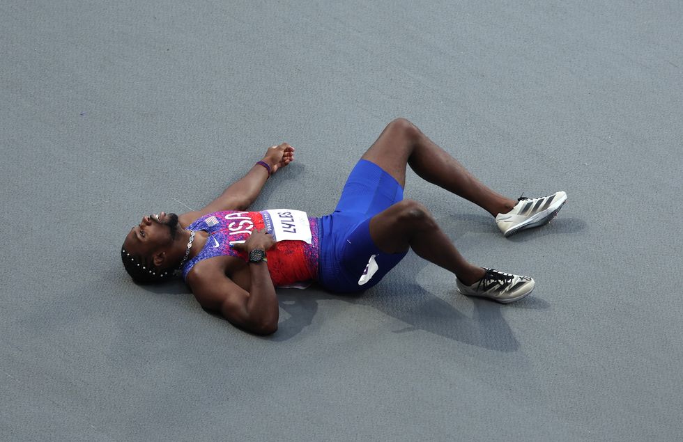 Noah Lyles collapses