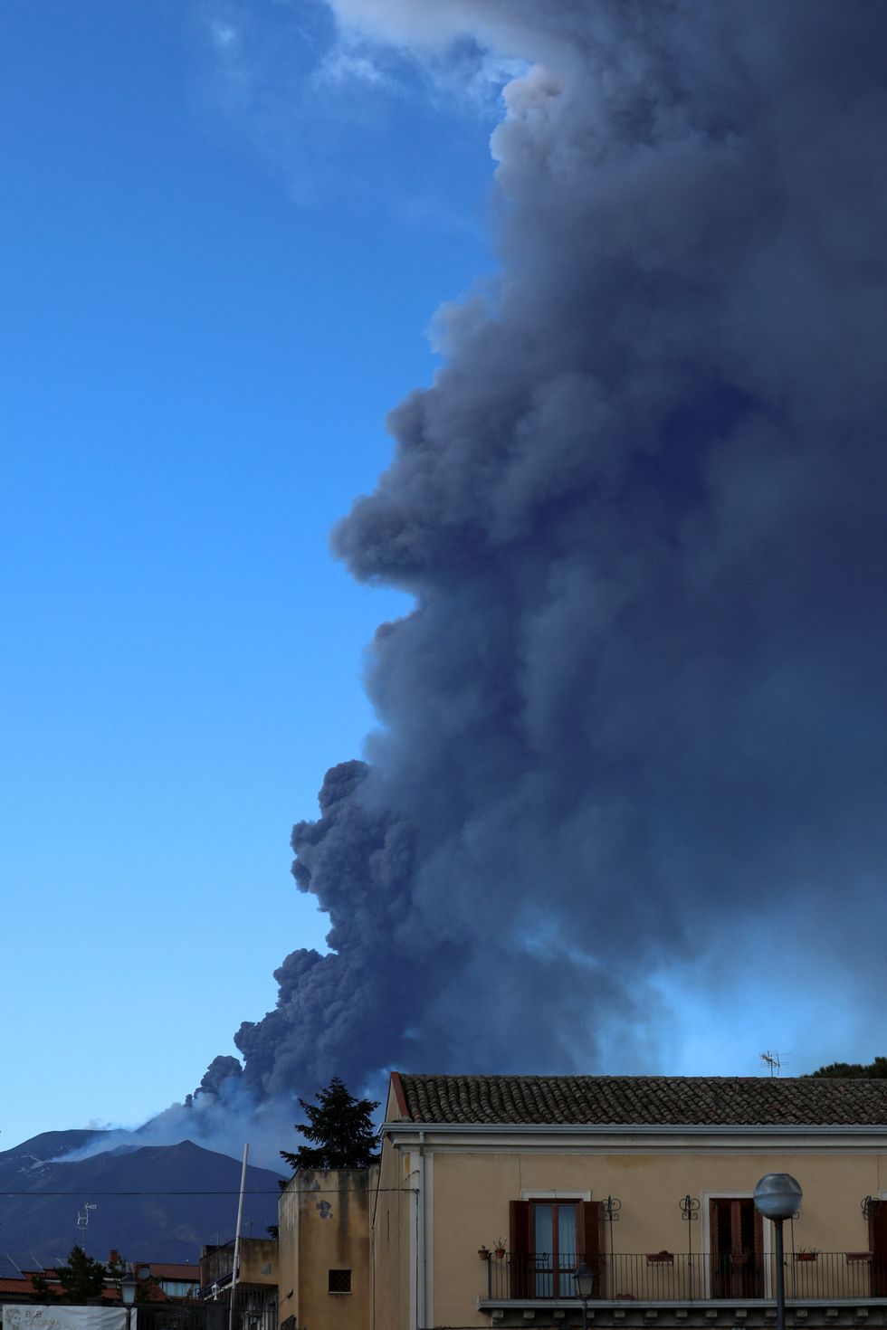 Mount Etna eruption warning as volcano spews out rocks the size of cars