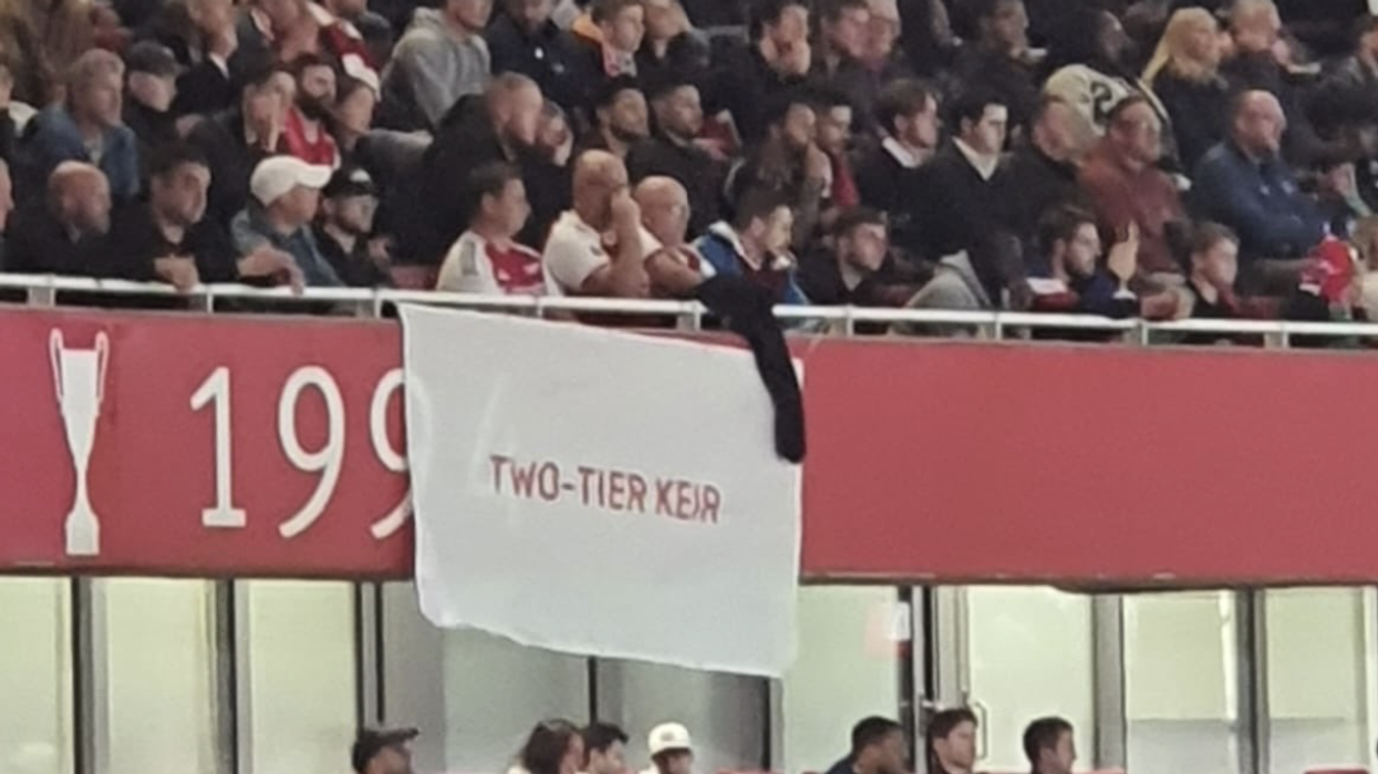'Two tier Keir' - Arsenal fans hold up brilliant banner denouncing Keir Starmer amid hospitality furore