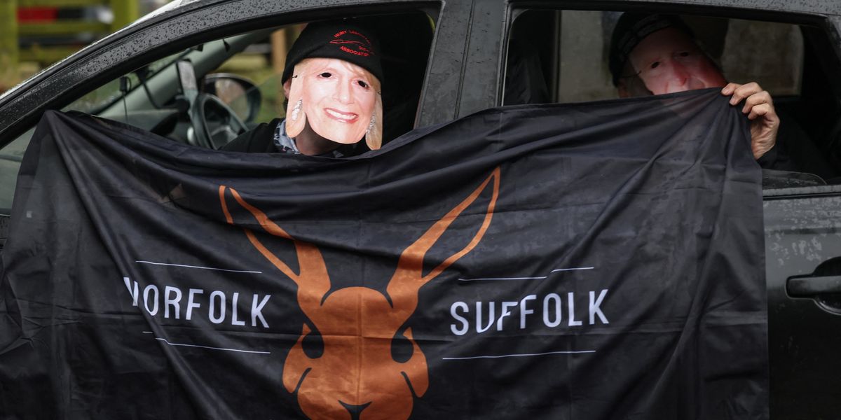 Protesters gather outside Andrew Mountbatten-Windsor’s home days after arrest Protesters gather outside Andrew Mountbatten-Windsor’s home days after arrest