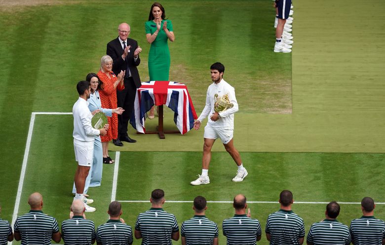 Lance - !QUE JOGO! 🎾🙌 Carlos Alcaraz faz HISTÓRIA, derrota a lenda Novak  Djokovic e conquista o torneio de Wimbledon em uma partida épica! Que  momento mágico estamos presenciando, amigos! 👏👏👏 #Alcaraz #