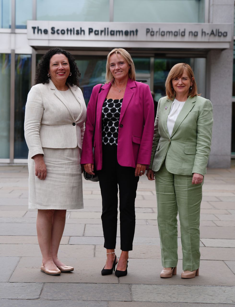 Sestra Sandie Peggie po boku Maya Forstater (L) a Margaret Gribbon mimo skotský parlament v Holyrood v Edinburghu, kde se setkala s MSPS \ U200B