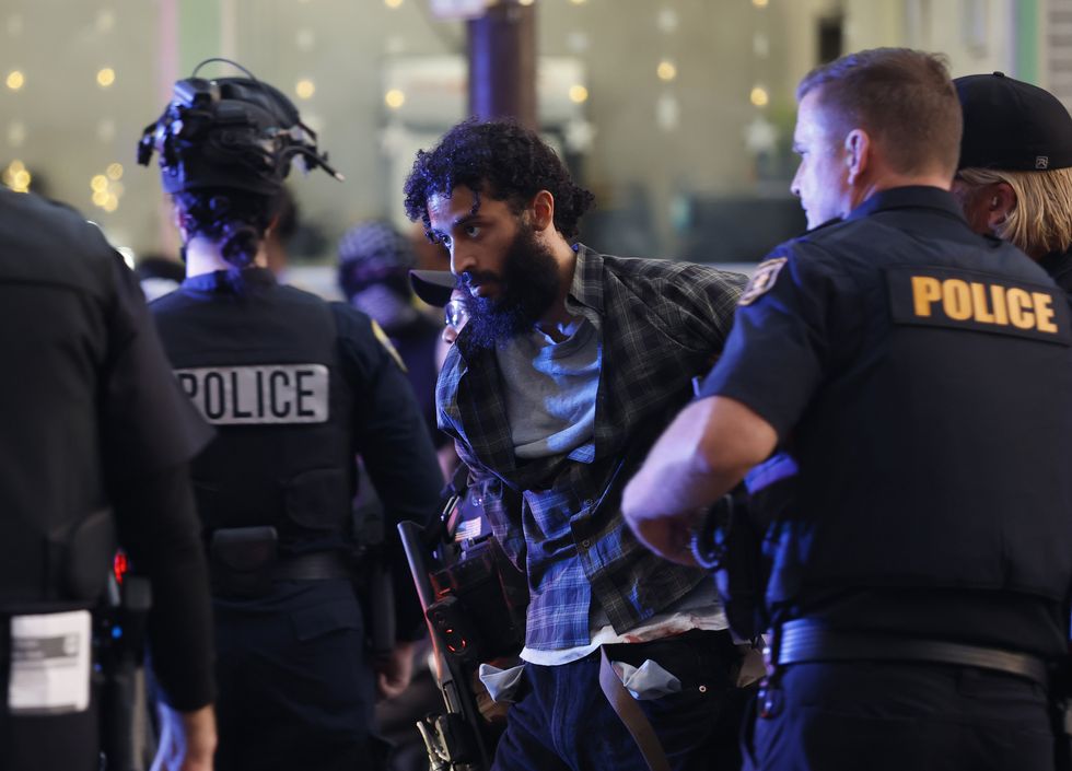 Jeden z mužů, který byl zatčen