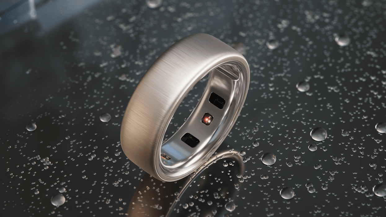 Oura Ring 4 in brushed silver