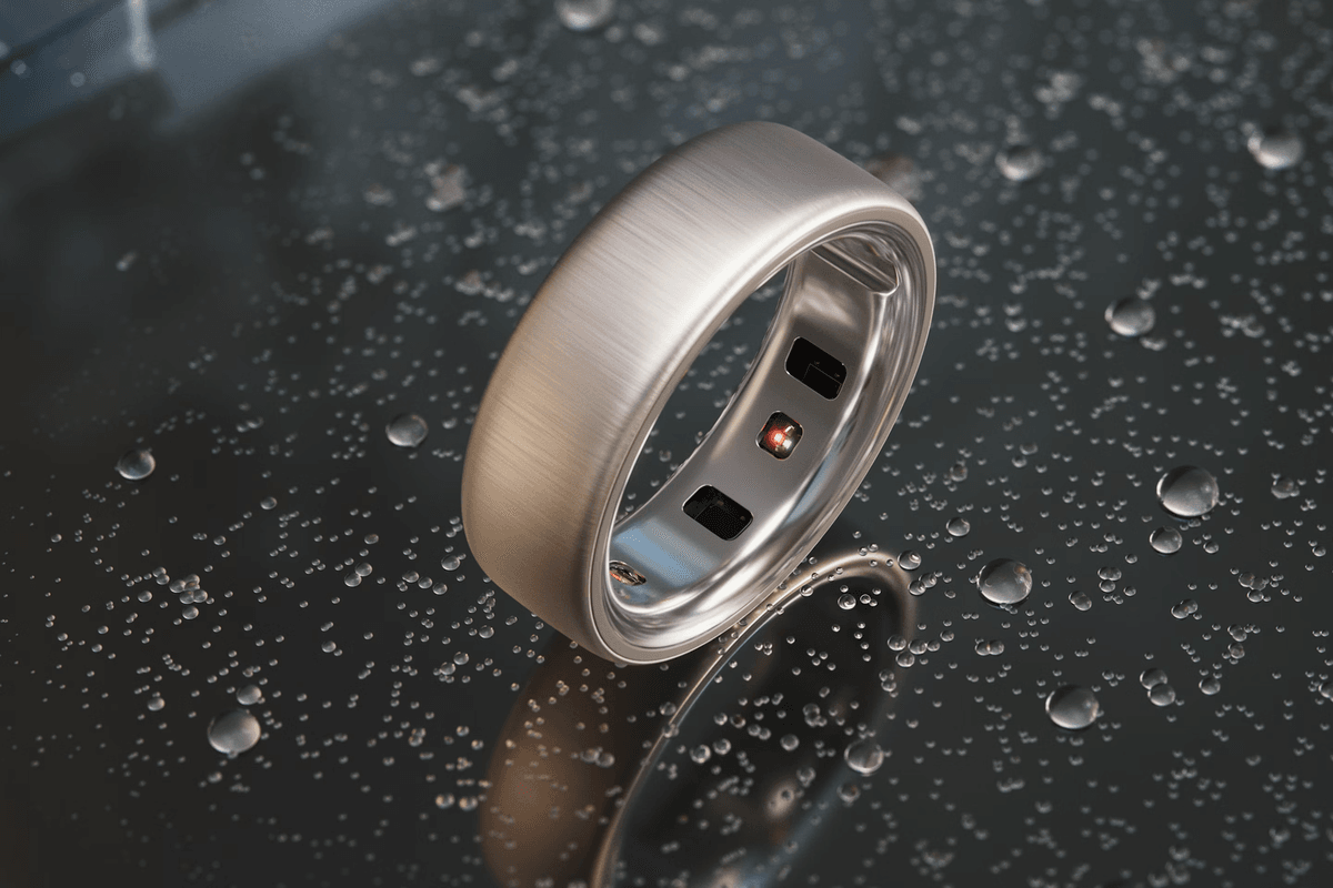 Oura Ring 4 in brushed silver