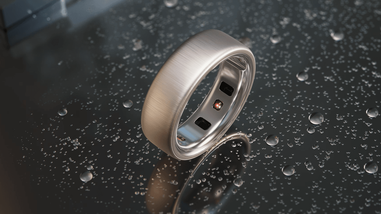 Oura Ring 4 in brushed silver