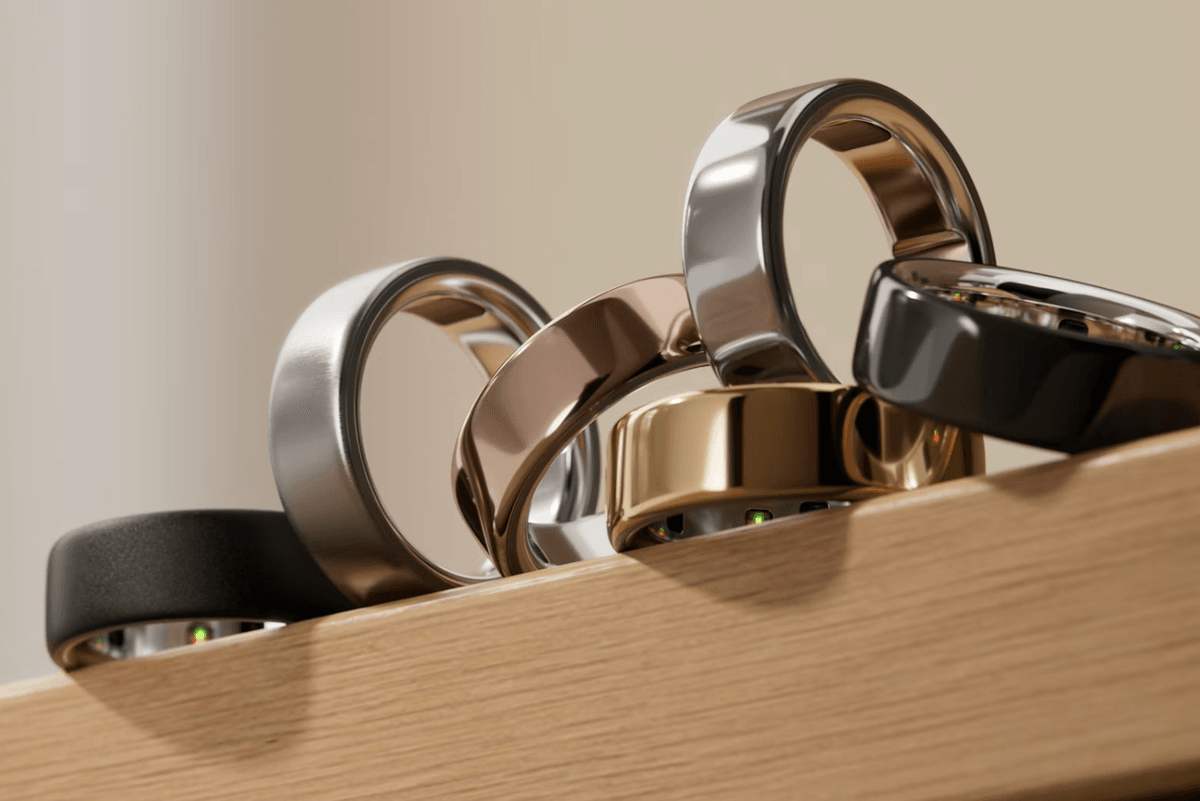 Oura Ring 4 in metallic shades