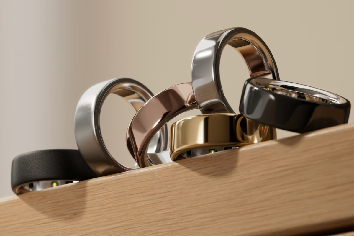 Oura Ring 4 in metallic shades