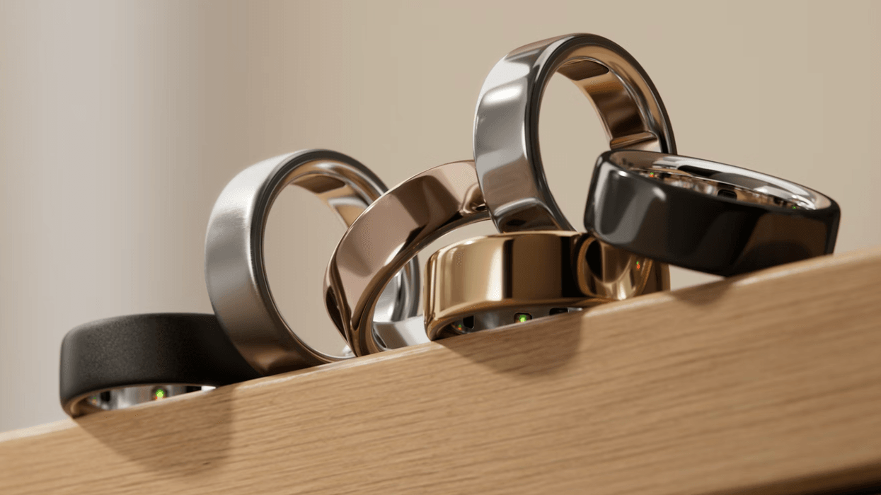 Oura Ring 4 in metallic shades