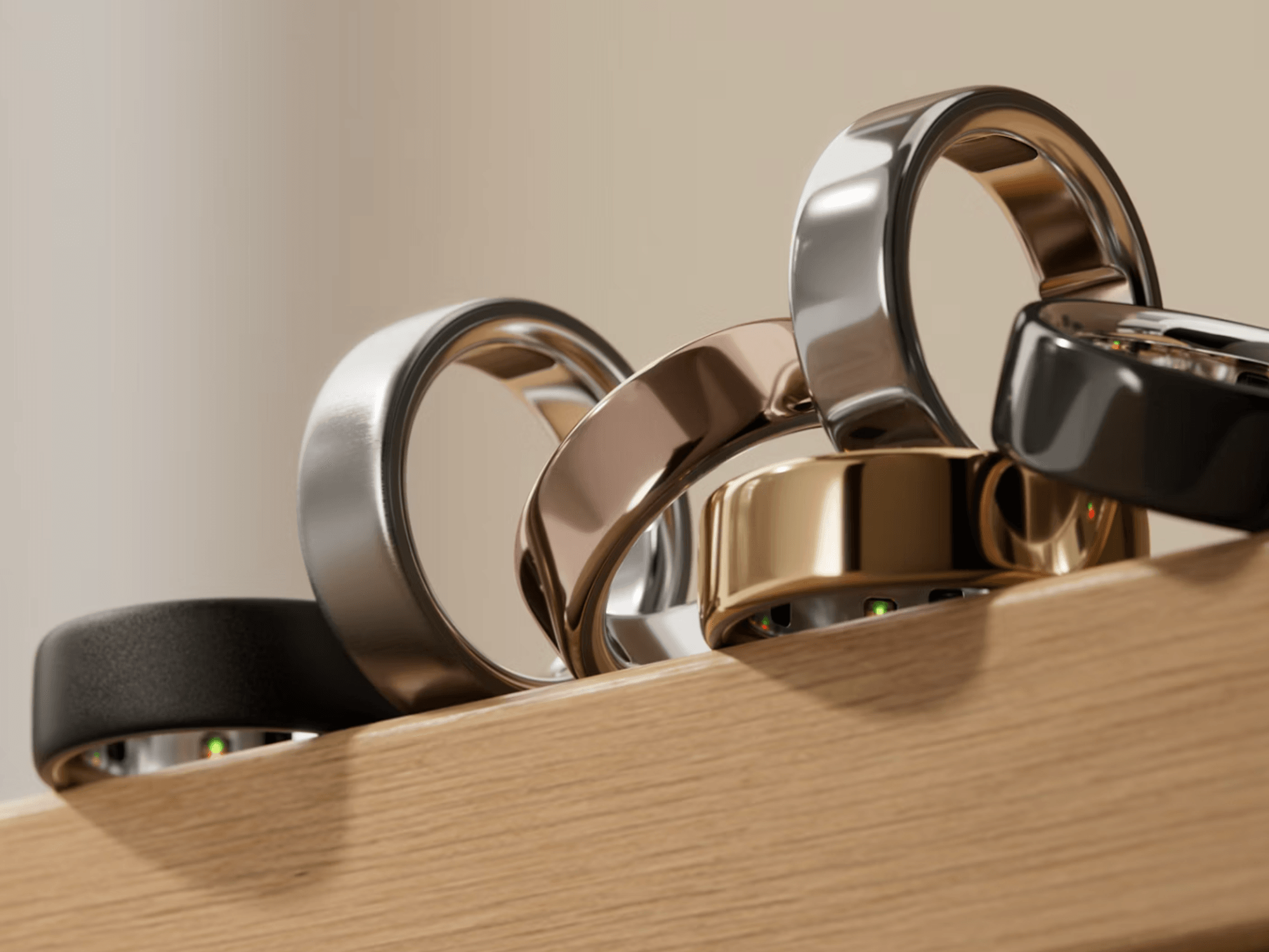 Oura Ring 4 in metallic shades