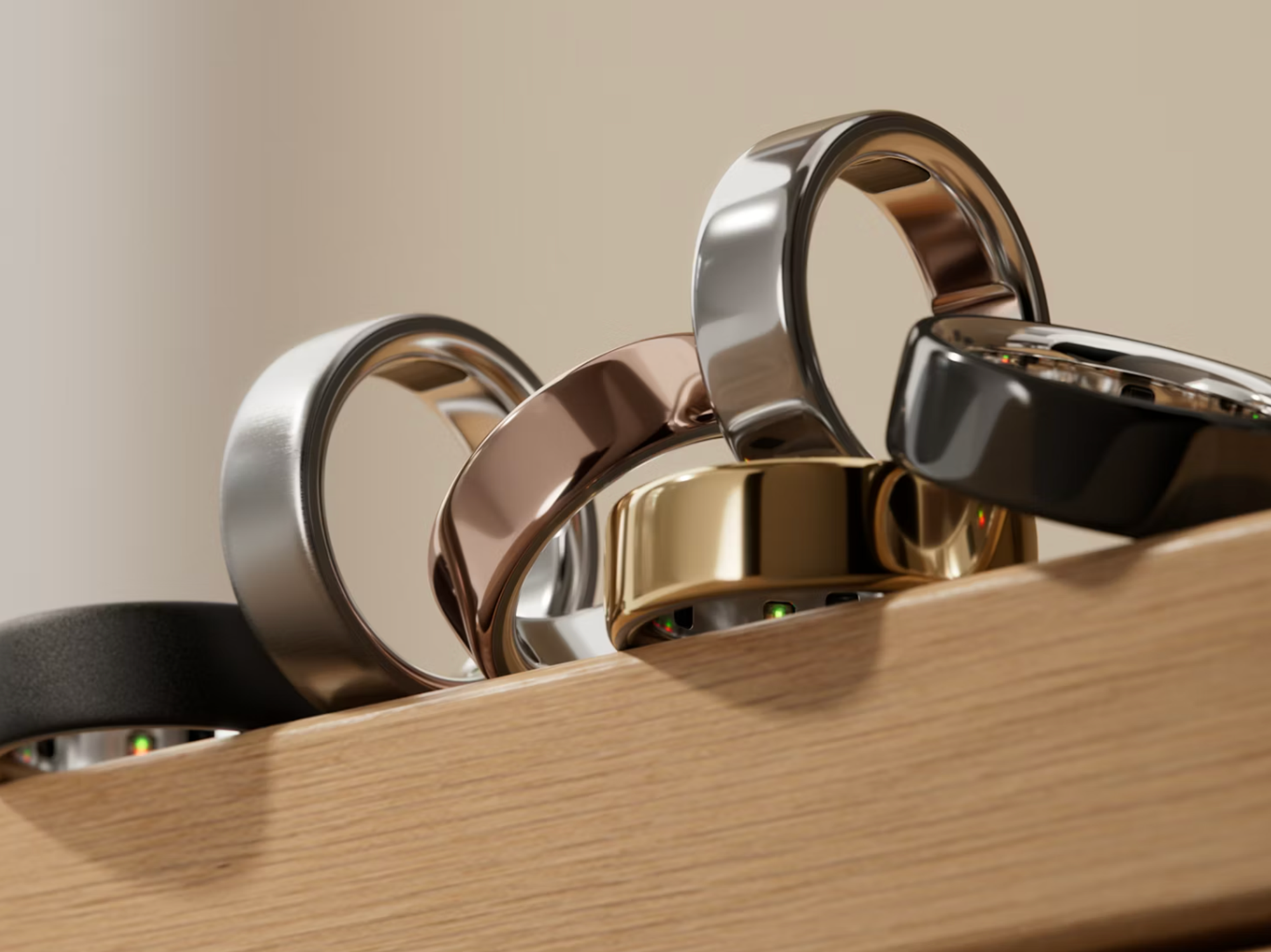 Oura Ring 4 in metallic shades