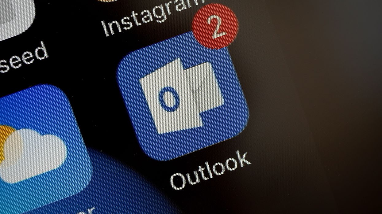 outlook ios app icon with a notification