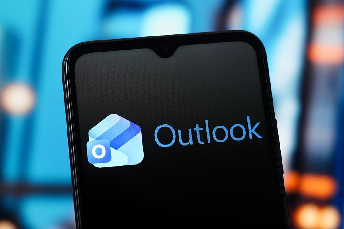 Outlook logo on mobile