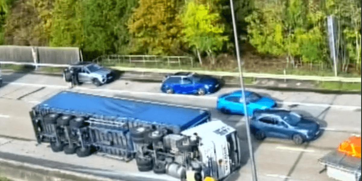 Drivers face hours of delays as overturned lorry wreaks havoc on major road Drivers face hours of delays as overturned lorry wreaks havoc on major road
