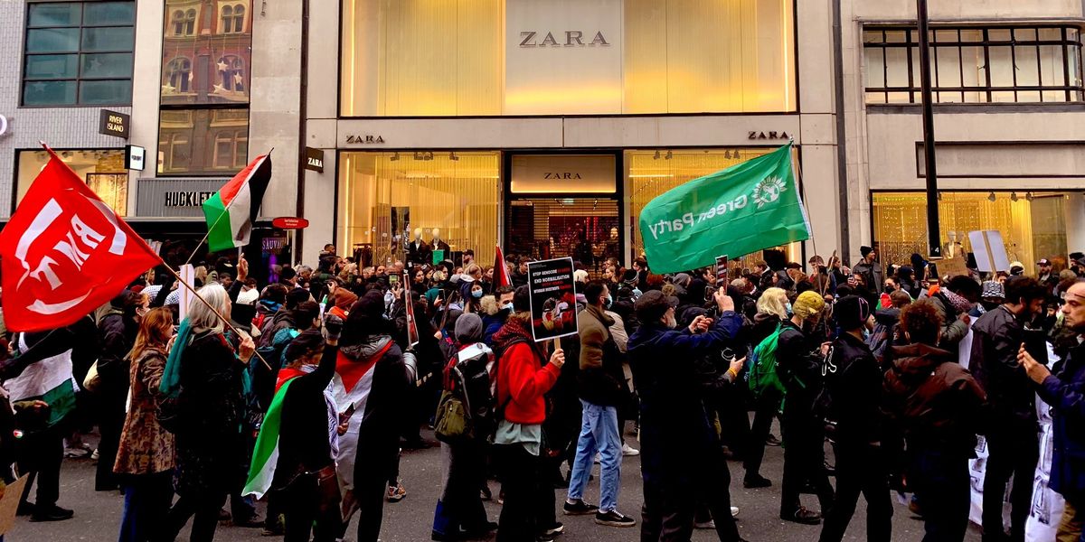 NextImg:Palestine protesters march down Oxford Street ruining last minute Christmas shopping for Britons