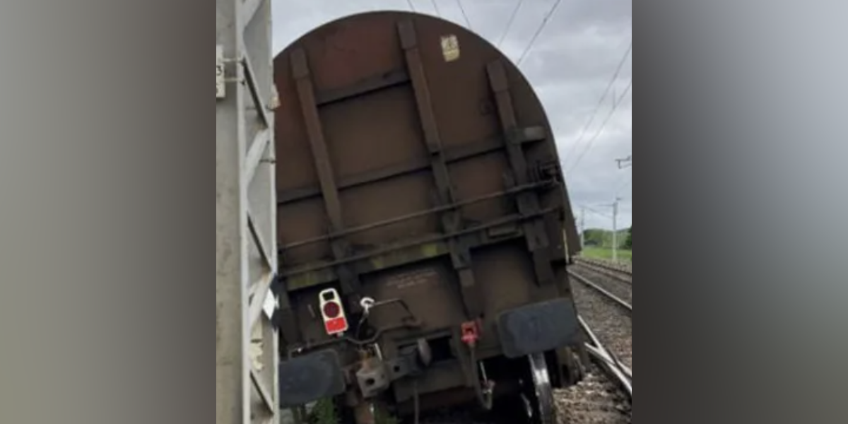 NextImg:Train derails on major route sparking chaos for thousands passengers as 'do not travel' alert issued