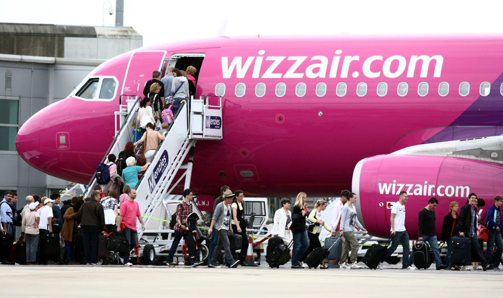 passengers boarding wizz air