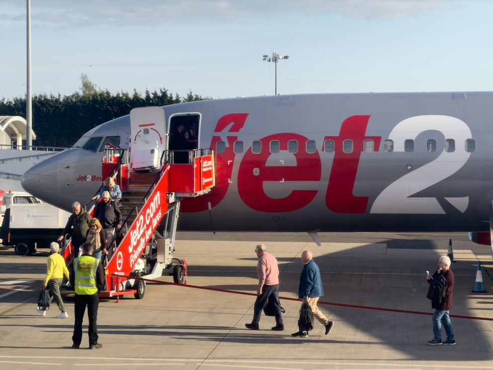 Passageiros desembarcando no Jet2