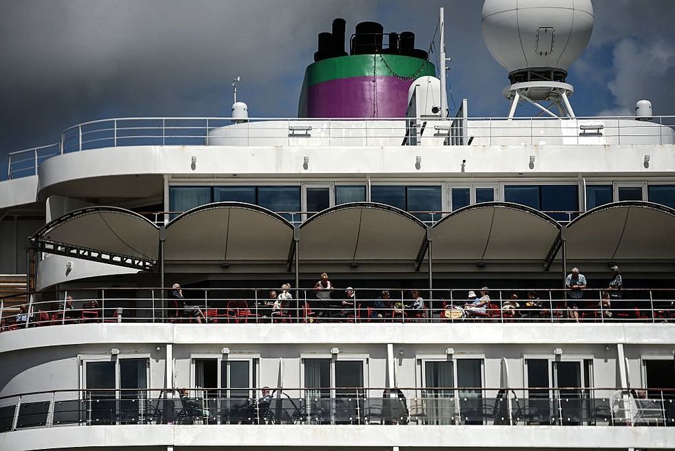 Passageiros em quarentena a bordo do Ambition atracado em Bordéus