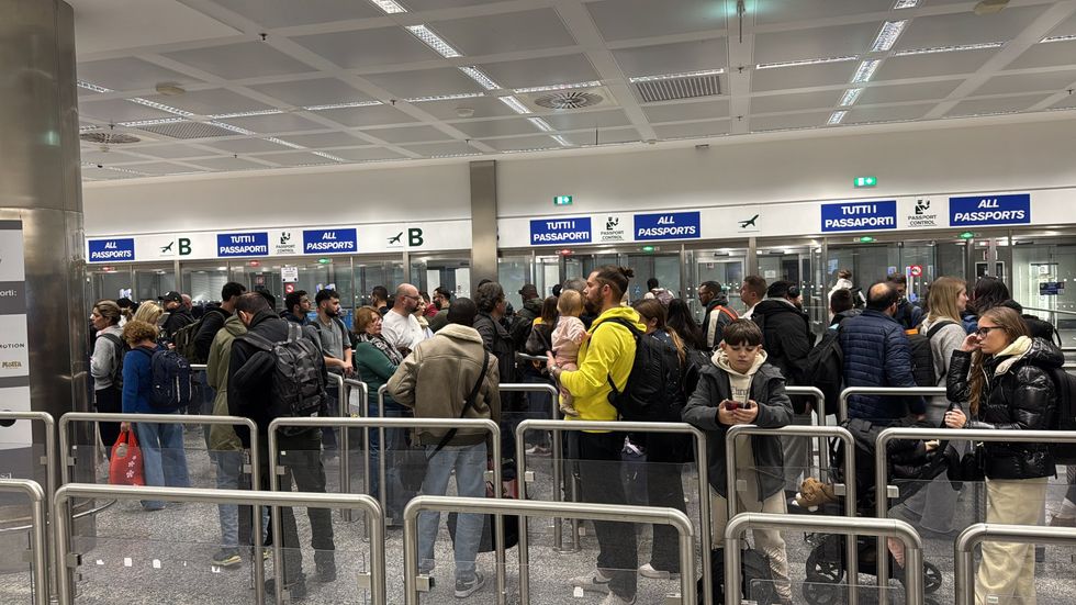 Passport queues Milan airport
