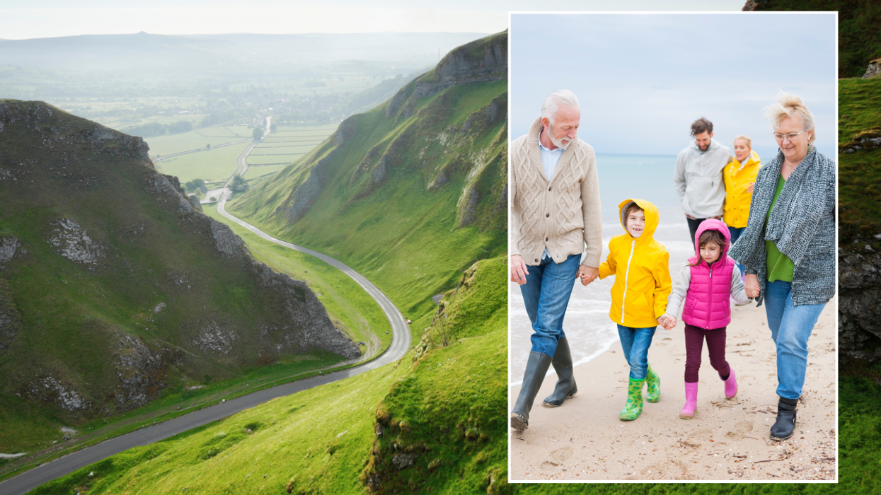 Peak District National Park / family on beach
