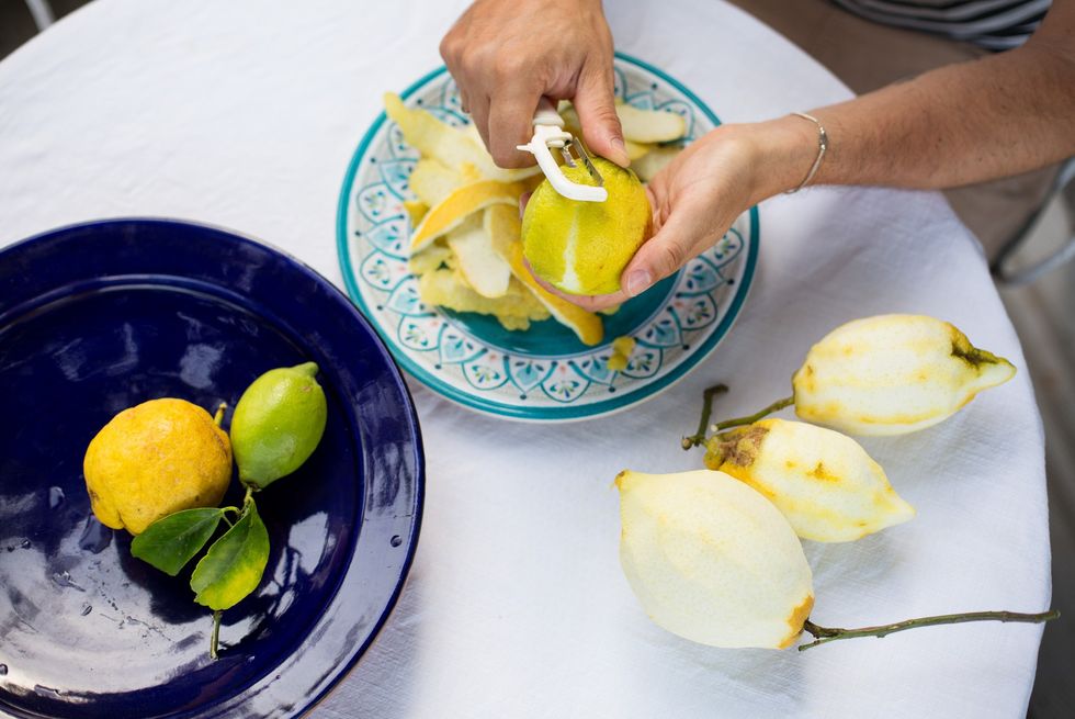 Peeling lemons