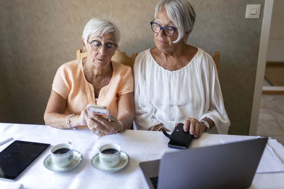 Pensioners at laptp