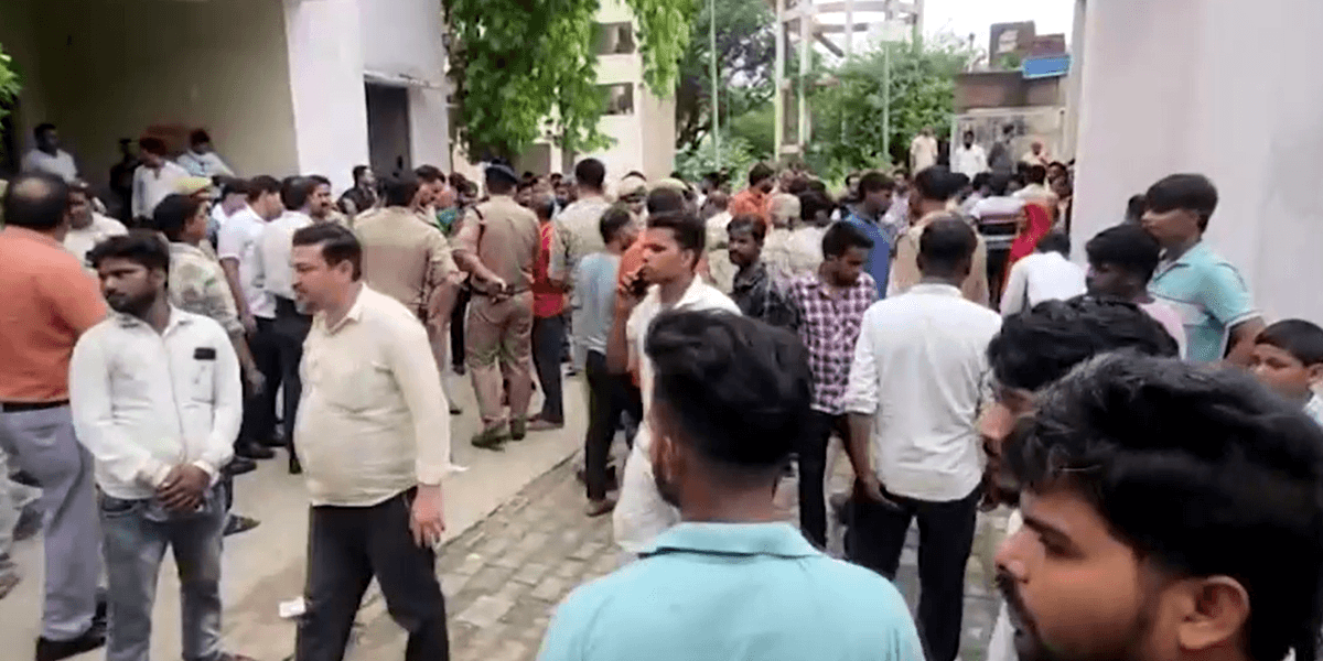 एमपी में नहीं थम रहे धर्मांतरण के मामले! पैसे का लालच देकर धर्म बदलने का दबाव, 4 लोग गिरफ्तार! एमपी में नहीं थम रहे धर्मांतरण के मामले! पैसे का लालच देकर धर्म बदलने का दबाव, 4 लोग गिरफ्तार!