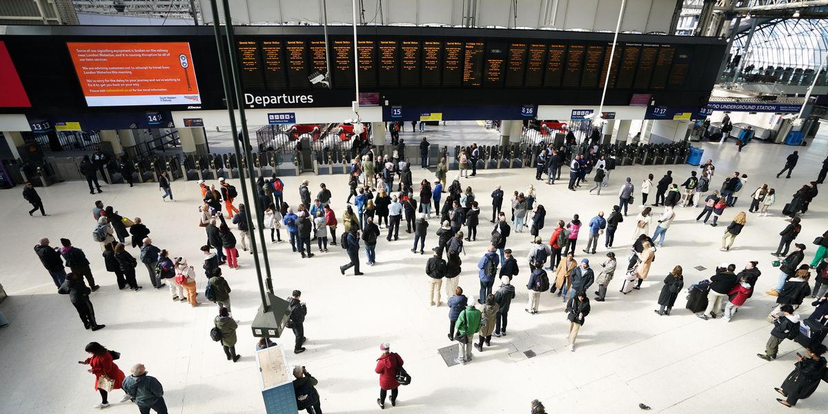 NextImg:South Western Rail issues 'do not travel warning' amid major signalling problem