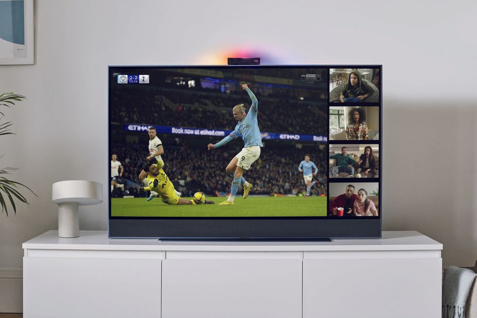 people streaming football live on sky glass
