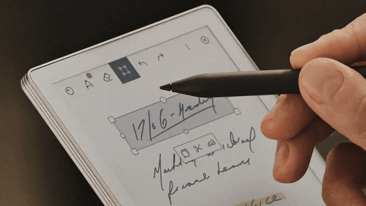 Person with digital pen taking notes on the new reMarkable Paper Pro Move