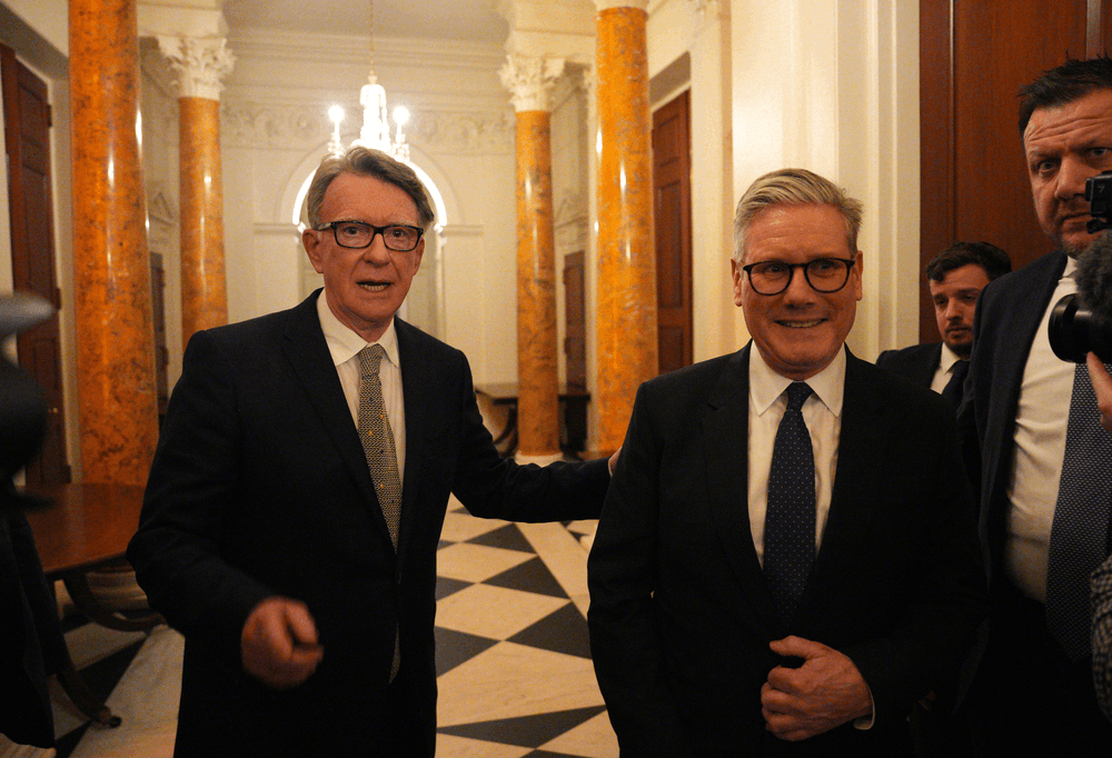 Peter Mandelson (trái), Keir Starmer (phải)