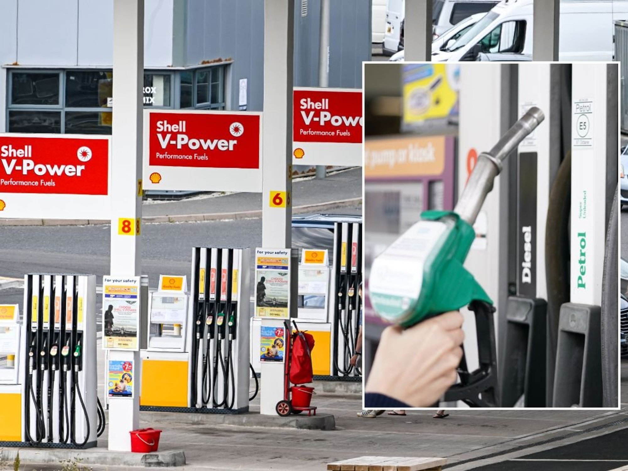 Petrol station and a fuel pump