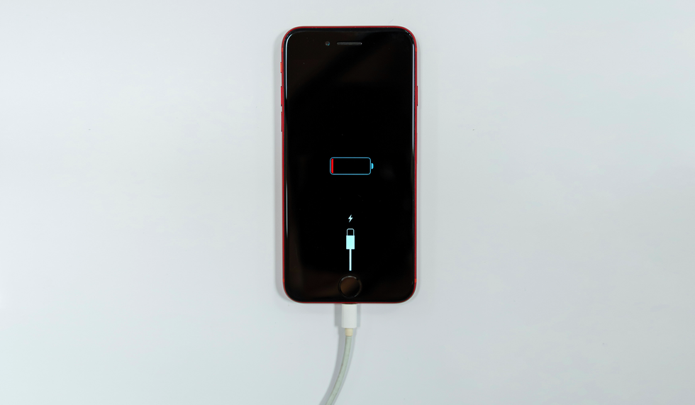 Telefon se symbolem červené baterie